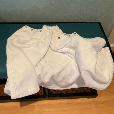 942 Set of 4 Hammacher Schlemmer Terry Cloth Spa Robes with Two Bath Mats