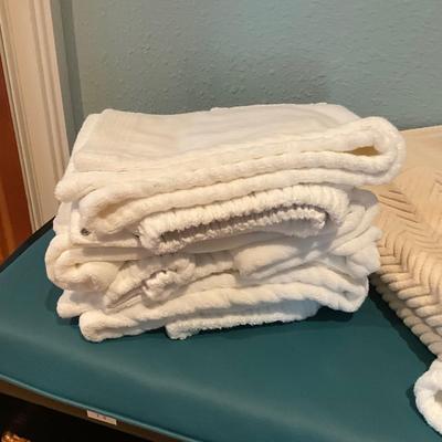 942 Set of 4 Hammacher Schlemmer Terry Cloth Spa Robes with Two Bath Mats