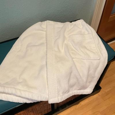 942 Set of 4 Hammacher Schlemmer Terry Cloth Spa Robes with Two Bath Mats