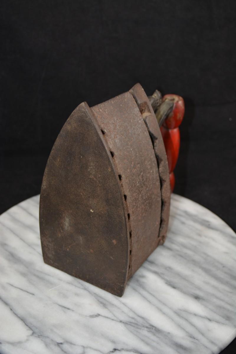 Antique/Vintage Cast Iron Chicken Latch Clothes Iron 7.75”x6.75”x3.75
