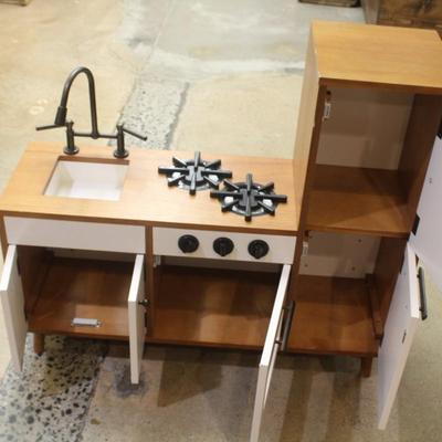 WILLIAMS-SONOMA Child’s Toy Kitchen 36”x32”x12”
