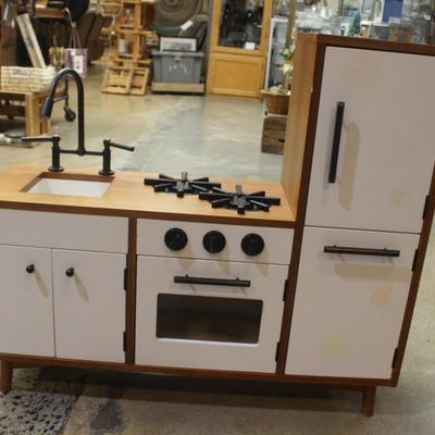 WILLIAMS-SONOMA Child’s Toy Kitchen 36”x32”x12”