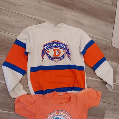 DENVER BRONCOS VINTAGE SWEATSHIRT AND T-SHIRT SIZE LARGE