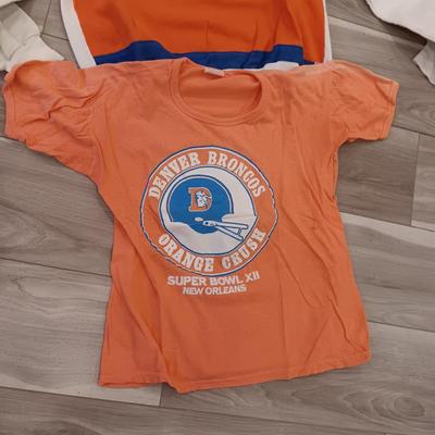 DENVER BRONCOS VINTAGE SWEATSHIRT AND T-SHIRT SIZE LARGE