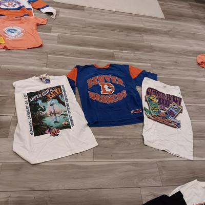 2 SUPER BOWL XXXI T-SHIRTS AND A VINTAGE DENVER BRONCOS JERSEY SIZE L