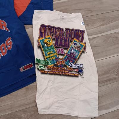 2 SUPER BOWL XXXI T-SHIRTS AND A VINTAGE DENVER BRONCOS JERSEY SIZE L