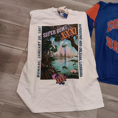 2 SUPER BOWL XXXI T-SHIRTS AND A VINTAGE DENVER BRONCOS JERSEY SIZE L