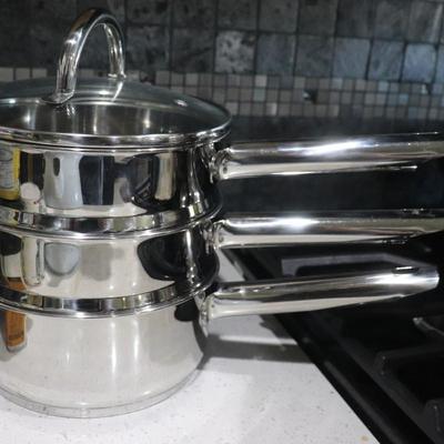 Lot of pots and pans w/ lids