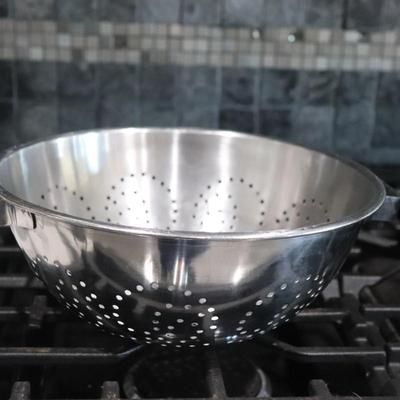 Lot of pots and pans w/ lids