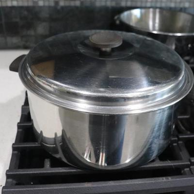 Lot of pots and pans w/ lids