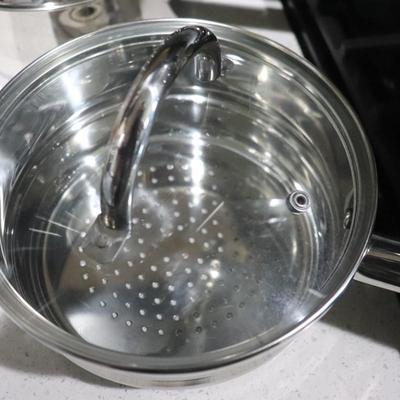 Lot of pots and pans w/ lids
