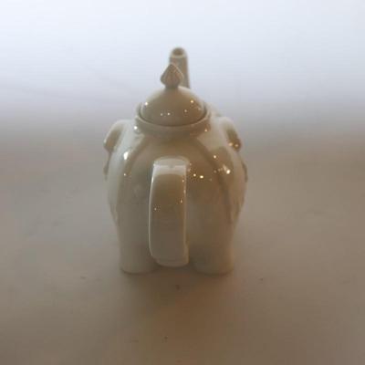 Tiny Elephant teapot and two cups