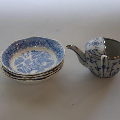 4 small Asian trinket plates with a small tea pot