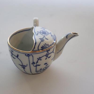 4 small Asian trinket plates with a small tea pot