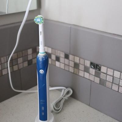 Oral B Toothbrush with accessories