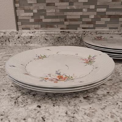 PARTIAL SET OF MIKASA DINNERWARE AND 8 GLASSES