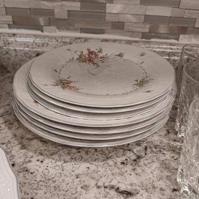 PARTIAL SET OF MIKASA DINNERWARE AND 8 GLASSES