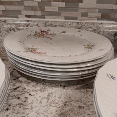 PARTIAL SET OF MIKASA DINNERWARE AND 8 GLASSES