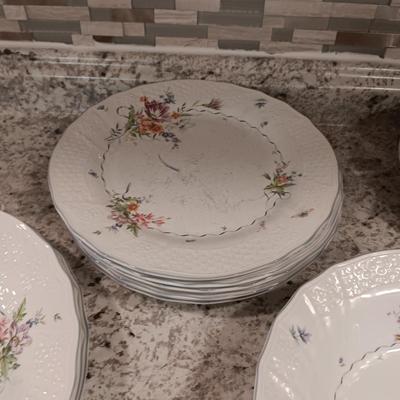 PARTIAL SET OF MIKASA DINNERWARE AND 8 GLASSES