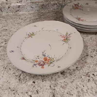 PARTIAL SET OF MIKASA DINNERWARE AND 8 GLASSES