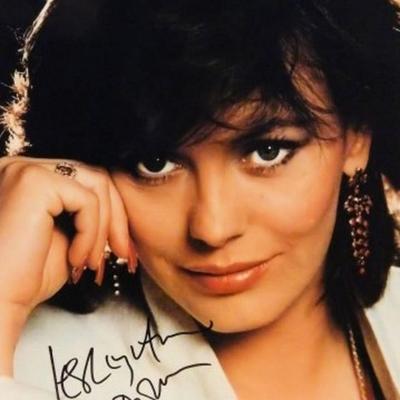 Leslie Anne Down signed portrait photo 