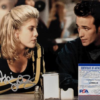 Tori Spelling Signed Photo. PSA Authenticated