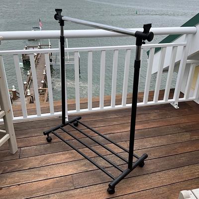 987 Adjustable clothing rack
