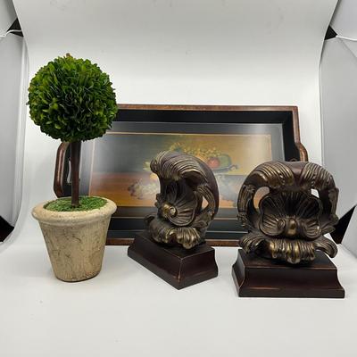 1017 Shell Style Bookends with Topiary Tree and Fruit Tray