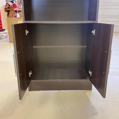 1021 Three Shelf Two Door Cabinet