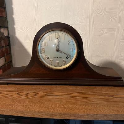 Vintage Sessions Mantle Clock w. Key