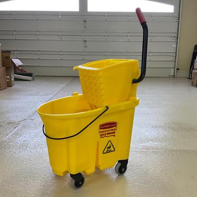 1022 Large Commercial Size Rubbermaid Mop Bucket
