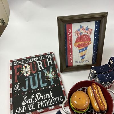 1028 Large Red White & Blue Serving Set
