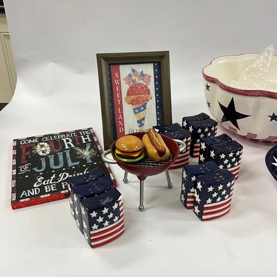 1028 Large Red White & Blue Serving Set