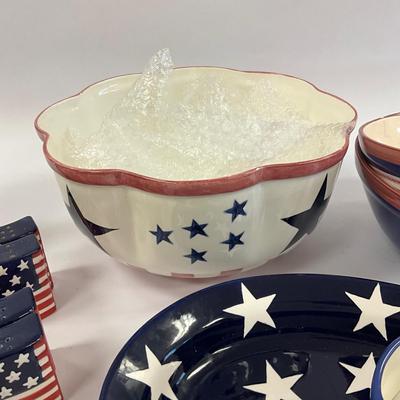 1028 Large Red White & Blue Serving Set