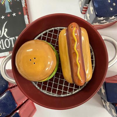 1028 Large Red White & Blue Serving Set