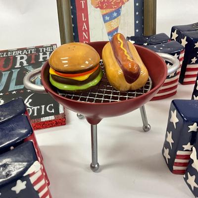 1028 Large Red White & Blue Serving Set