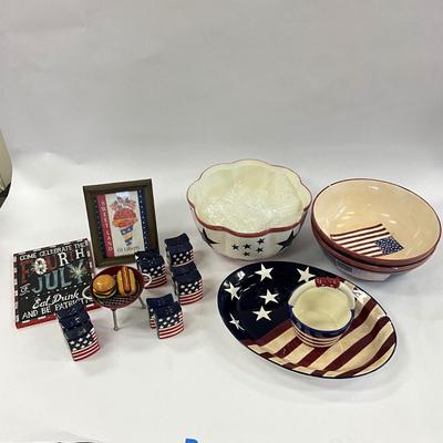 1028 Large Red White & Blue Serving Set