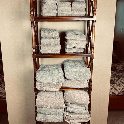 881 Lot of Beige Bloomingdale's Bath Towels, Wash Cloths, and Hand Towels