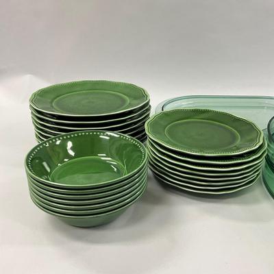 1039 Large Set of La Cadeaux Melamine Dish Set with Serving Trays
