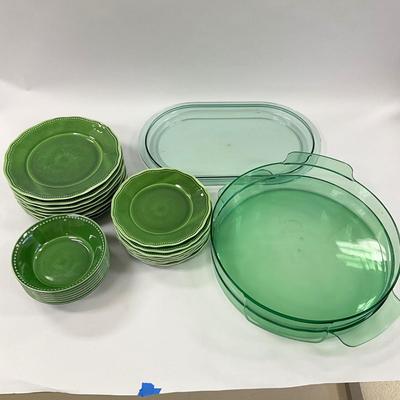 1039 Large Set of La Cadeaux Melamine Dish Set with Serving Trays