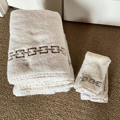 1047 Matouk Towel Set