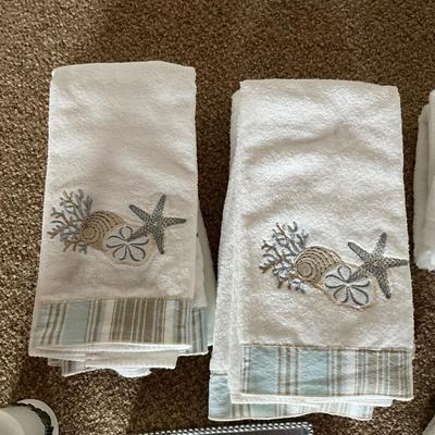 1048 Shell Embroidered Hand Towels with Decor