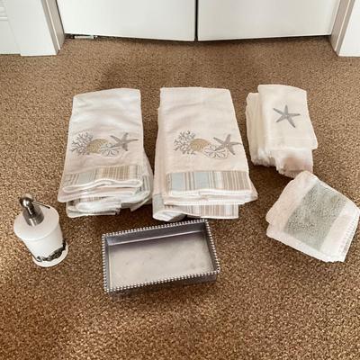 1048 Shell Embroidered Hand Towels with Decor