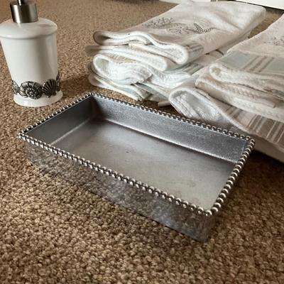 1048 Shell Embroidered Hand Towels with Decor