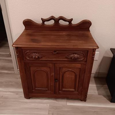 ANTIQUE WALNUT WASH STAND