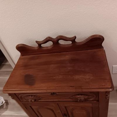 ANTIQUE WALNUT WASH STAND