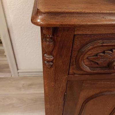 ANTIQUE WALNUT WASH STAND