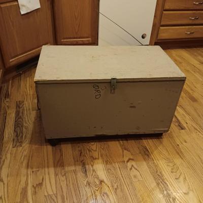 WOODEN TOOL CHEST ON WHEELS