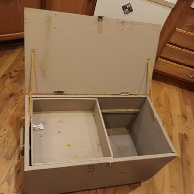 WOODEN TOOL CHEST ON WHEELS