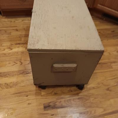 WOODEN TOOL CHEST ON WHEELS